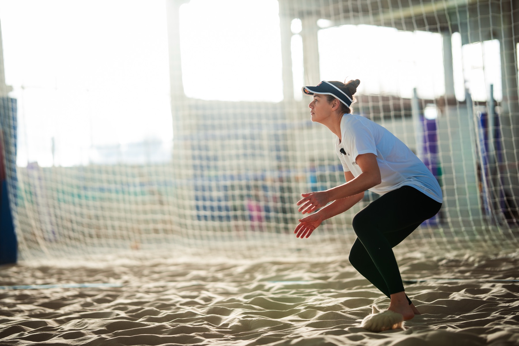Volleyballspielerin in Annahmehaltung